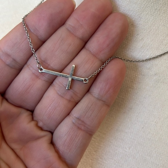 Beautiful and delicate Charming Charlie silver tone cross necklace - Picture 4 of 5